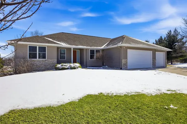 130 Woodland Court, Robins, IA 52328