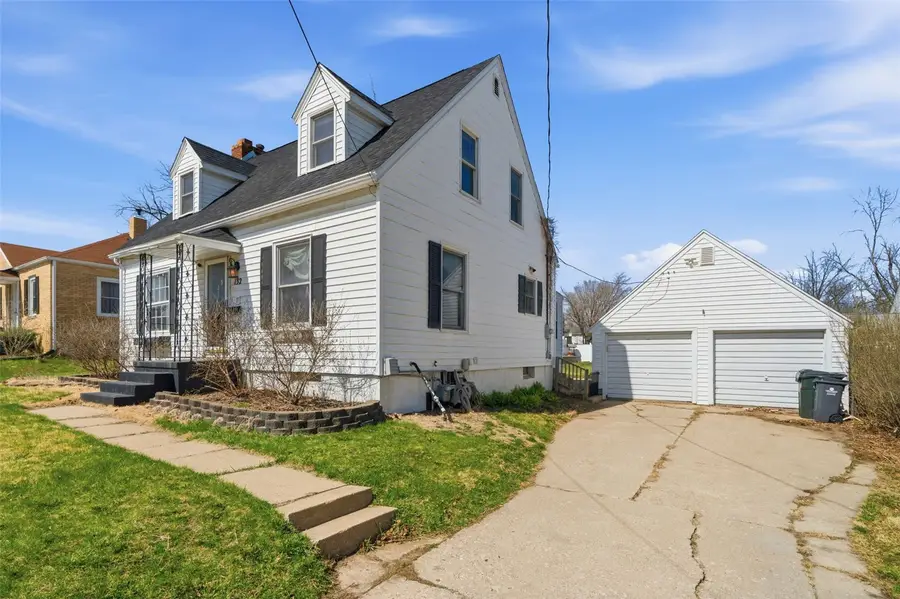 132 38th Street Ne, Cedar Rapids, IA 52402 - #2