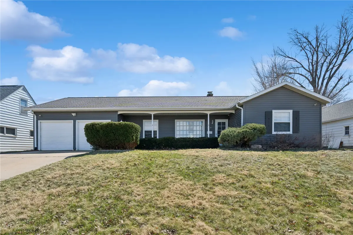 2421 10th Ave Sw, Cedar Rapids, IA 52404 - #1