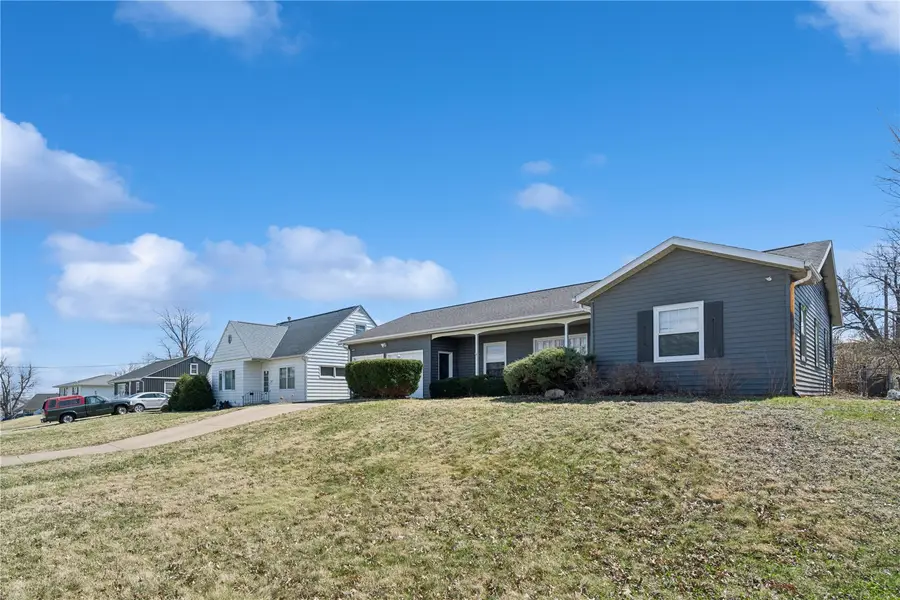 2421 10th Ave Sw, Cedar Rapids, IA 52404 - #2