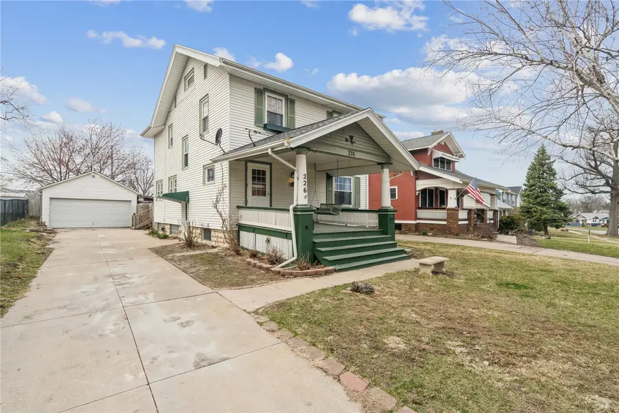 226 Johnson Ave, Cedar Rapids, IA 52405 - #2