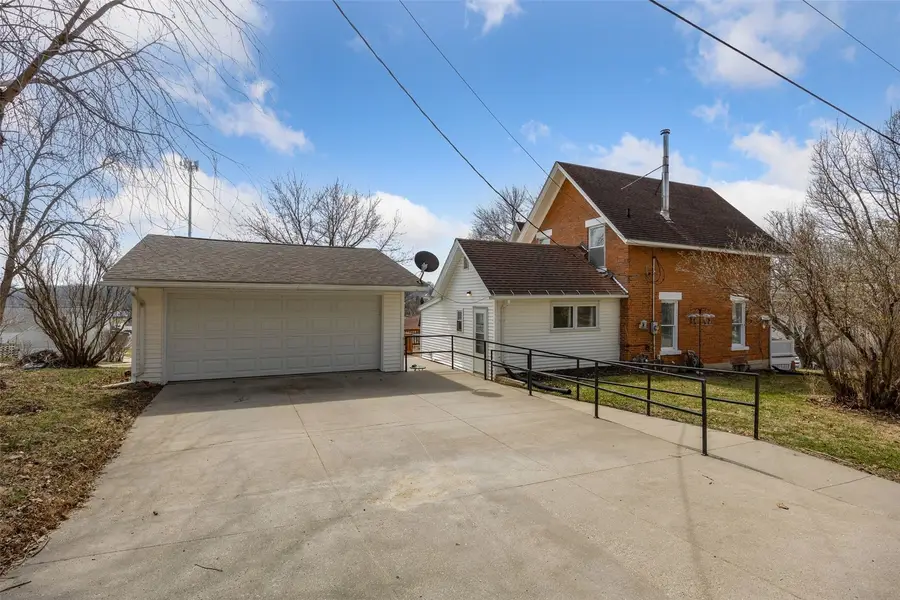 207 N Davis Street, Anamosa, IA 52205 - #2