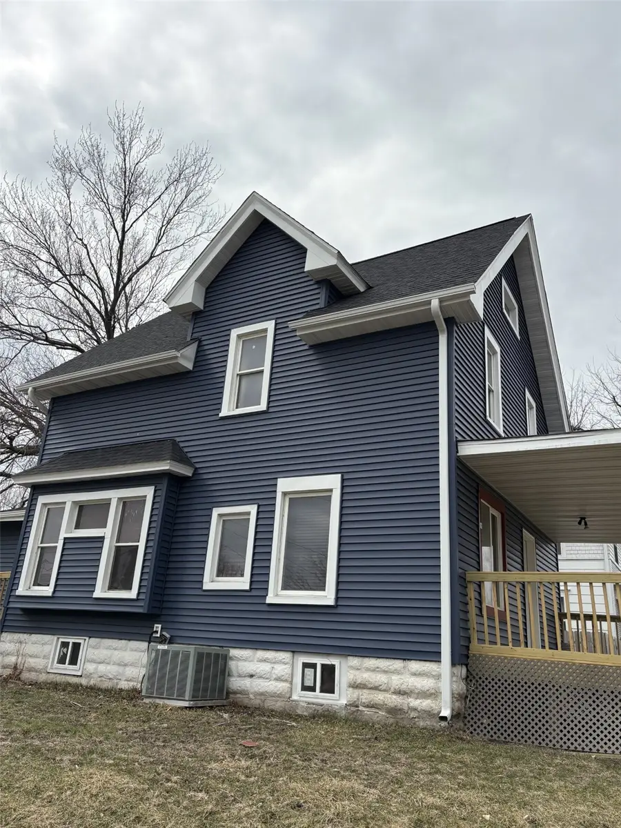 353 7th Avenue Sw, Cedar Rapids, IA 52404 - #3