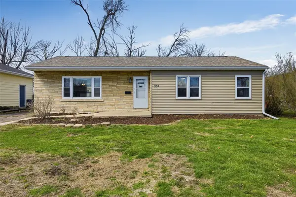 202 6th Avenue, Hiawatha, IA 52233