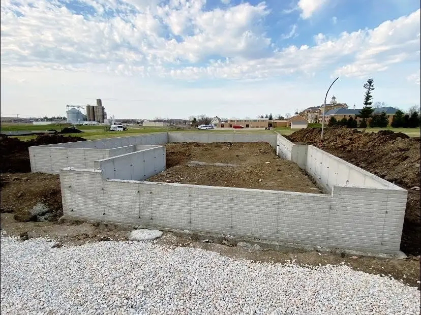 913 W 13th, Vinton, IA 52349 - #1