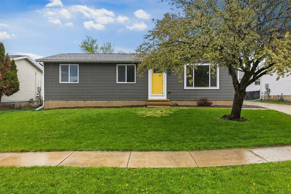 56 Deerwood Ct Sw, Cedar Rapids, IA 52404 - #1