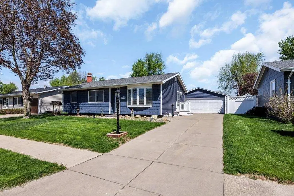 1060 West 10th Avenue, Marion, IA 52302 - #1