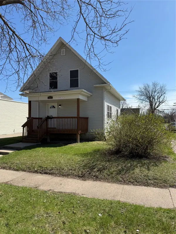 927 F Avenue Nw, Cedar Rapids, IA 52405