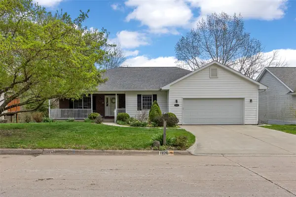1926 Meadow Ridge Lane, Iowa City, IA 52245