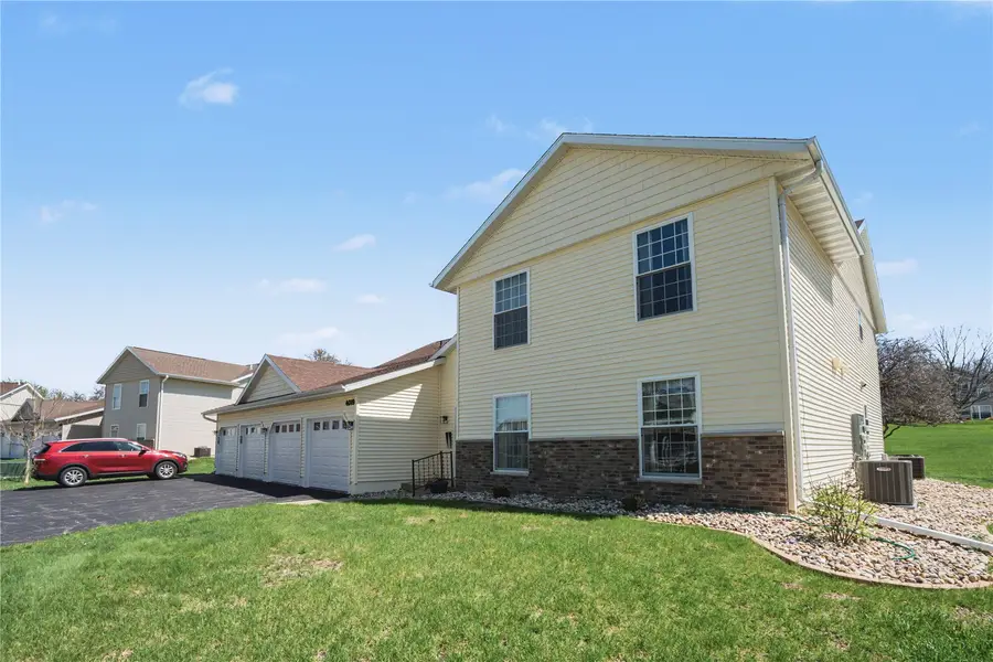 4019 Summerfield Ln Ne #D, Cedar Rapids, IA 52402 - #3