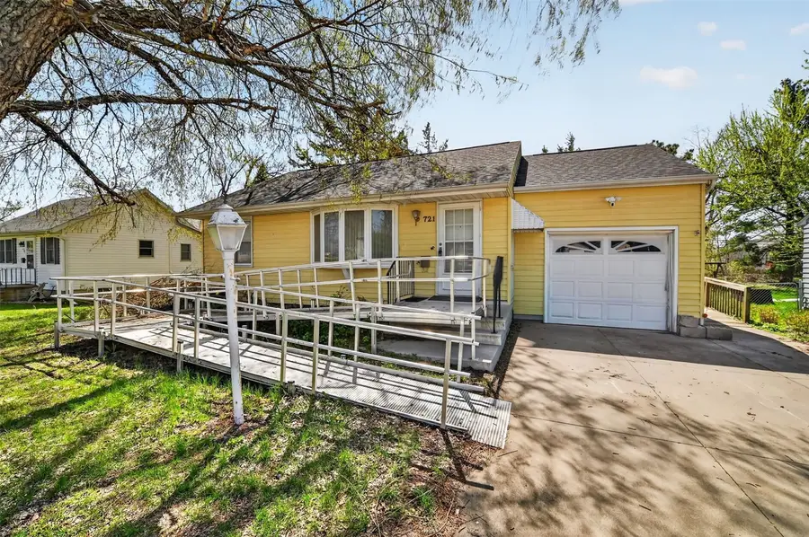 721 36th Street Ne, Cedar Rapids, IA 52402 - #2