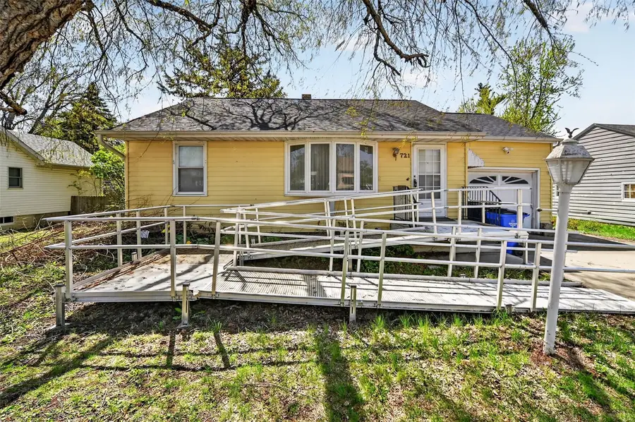 721 36th Street Ne, Cedar Rapids, IA 52402 - #3