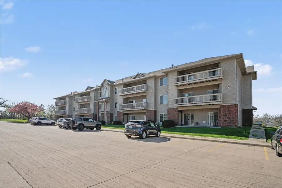 250 Cimarron Drive #114, Hiawatha, IA 52233 - #2