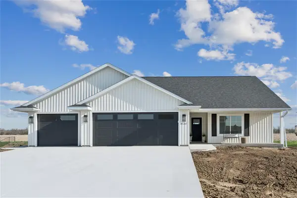 247 Hackberry Dr, Palo, IA 52324