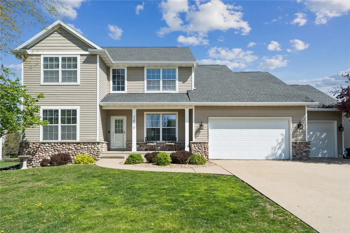 2470 Wolf Run, Hiawatha, IA 52233 - #1