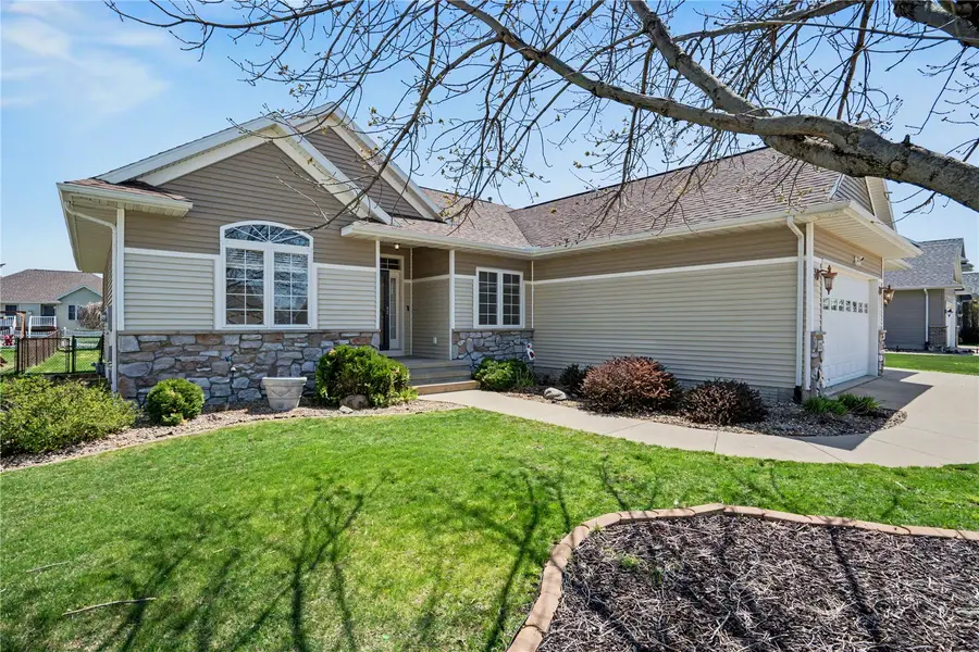 325 N 16th Avenue, Hiawatha, IA 52233 - #2