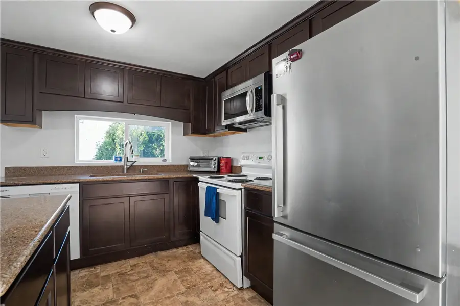 250 Vanderbilt St, Fairfax, IA 52228 - #2