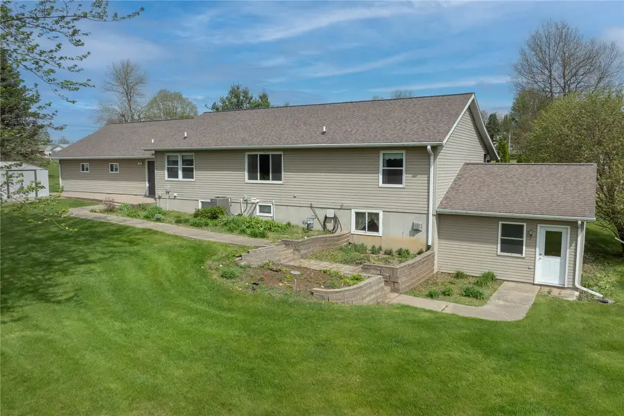 1116 E 6th Street, Vinton, IA 52349 - #2