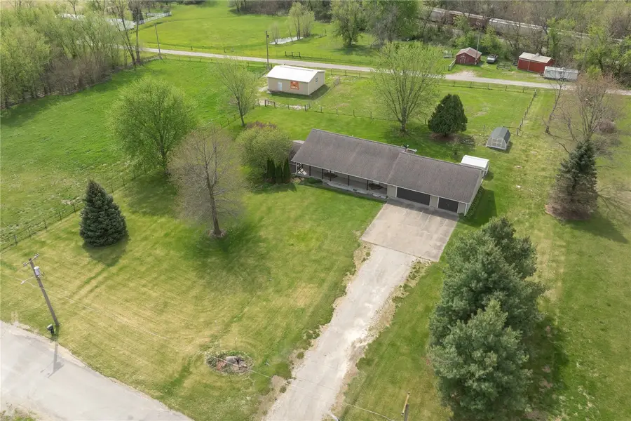1116 E 6th Street, Vinton, IA 52349 - #3