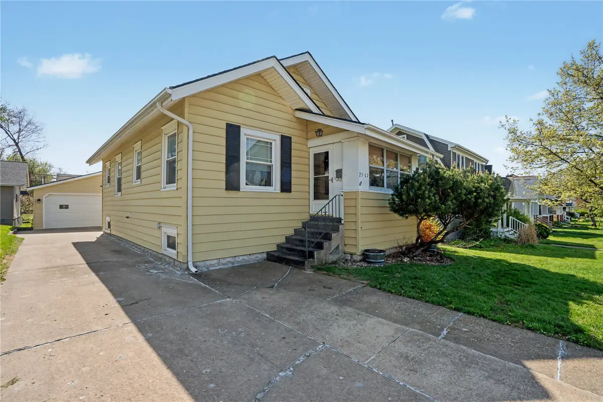 2517 B Avenue Ne, Cedar Rapids, IA 52402 - #1