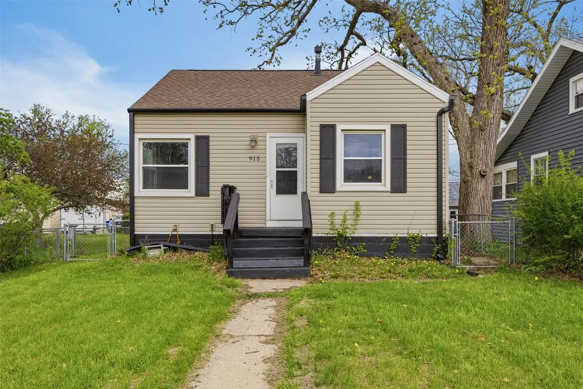 915 Center Point Road Ne, Cedar Rapids, IA 52402 - #1