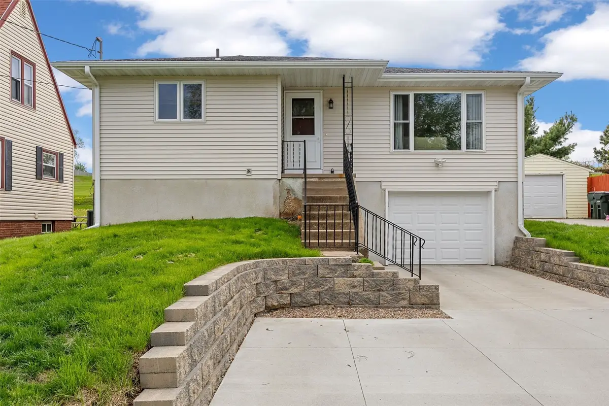 205 26th Avenue Sw, Cedar Rapids, IA 52404 - #1