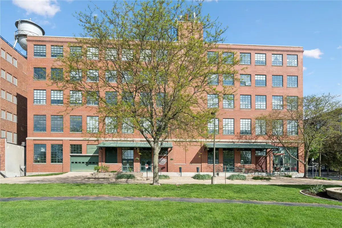 905 3rd St #405, Cedar Rapids, IA 52401 - #1