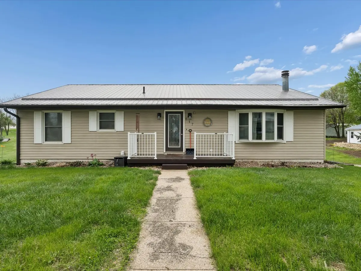 617 E Oak St, Mechanicsville, IA 52306 - #1