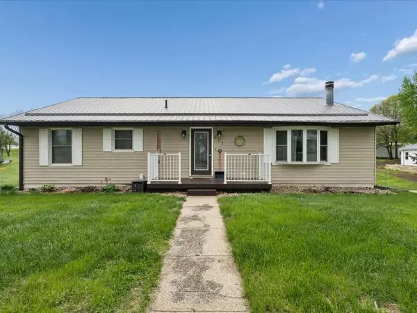 617 E Oak St, Mechanicsville, IA 52306