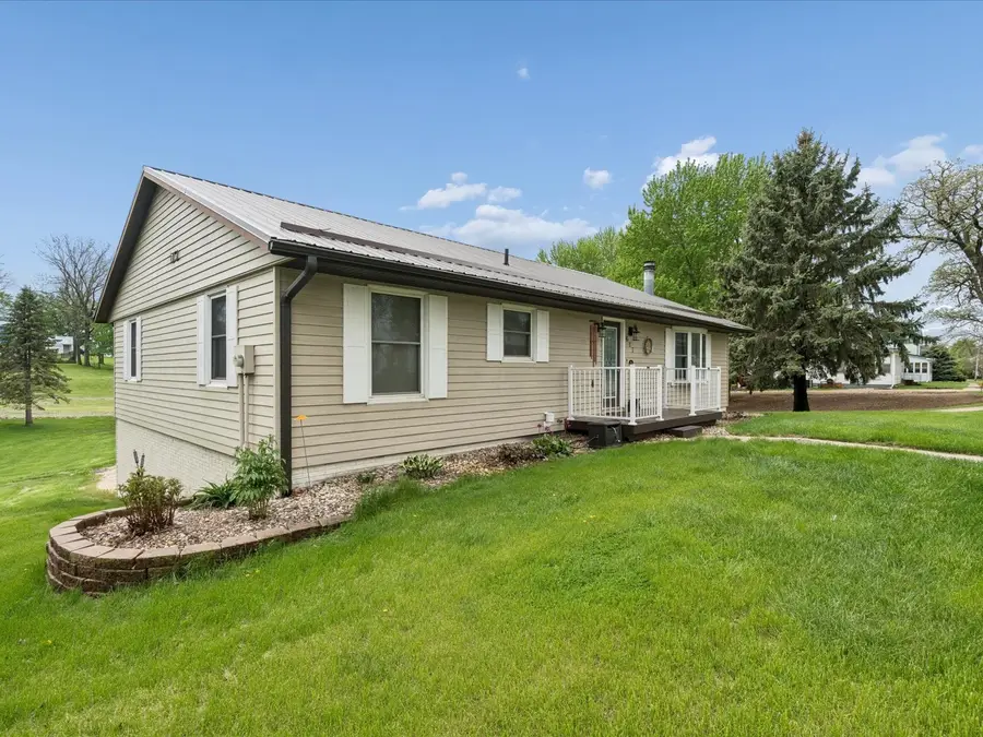 617 E Oak St, Mechanicsville, IA 52306 - #2