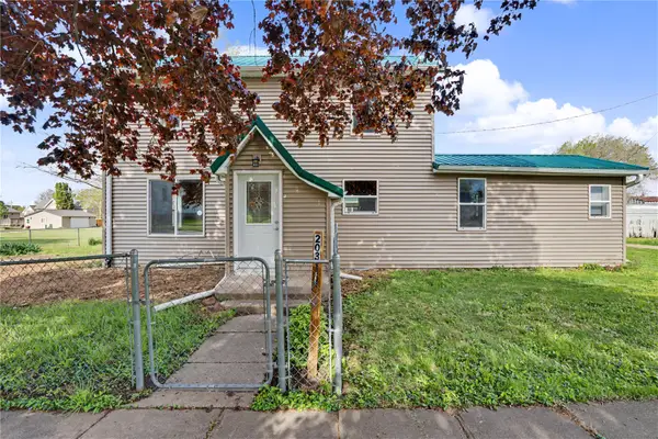 203 S Main St, Stanwood, IA 52337