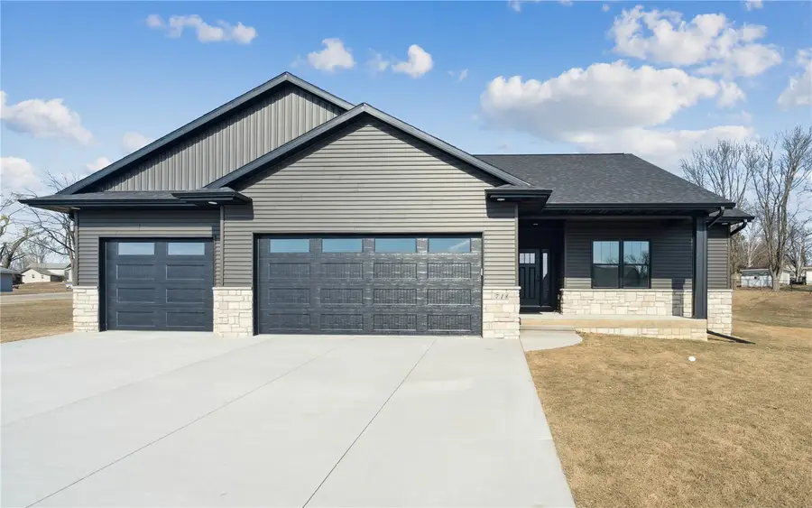 718 Pointer Circle, Center Point, IA 52213 - #2