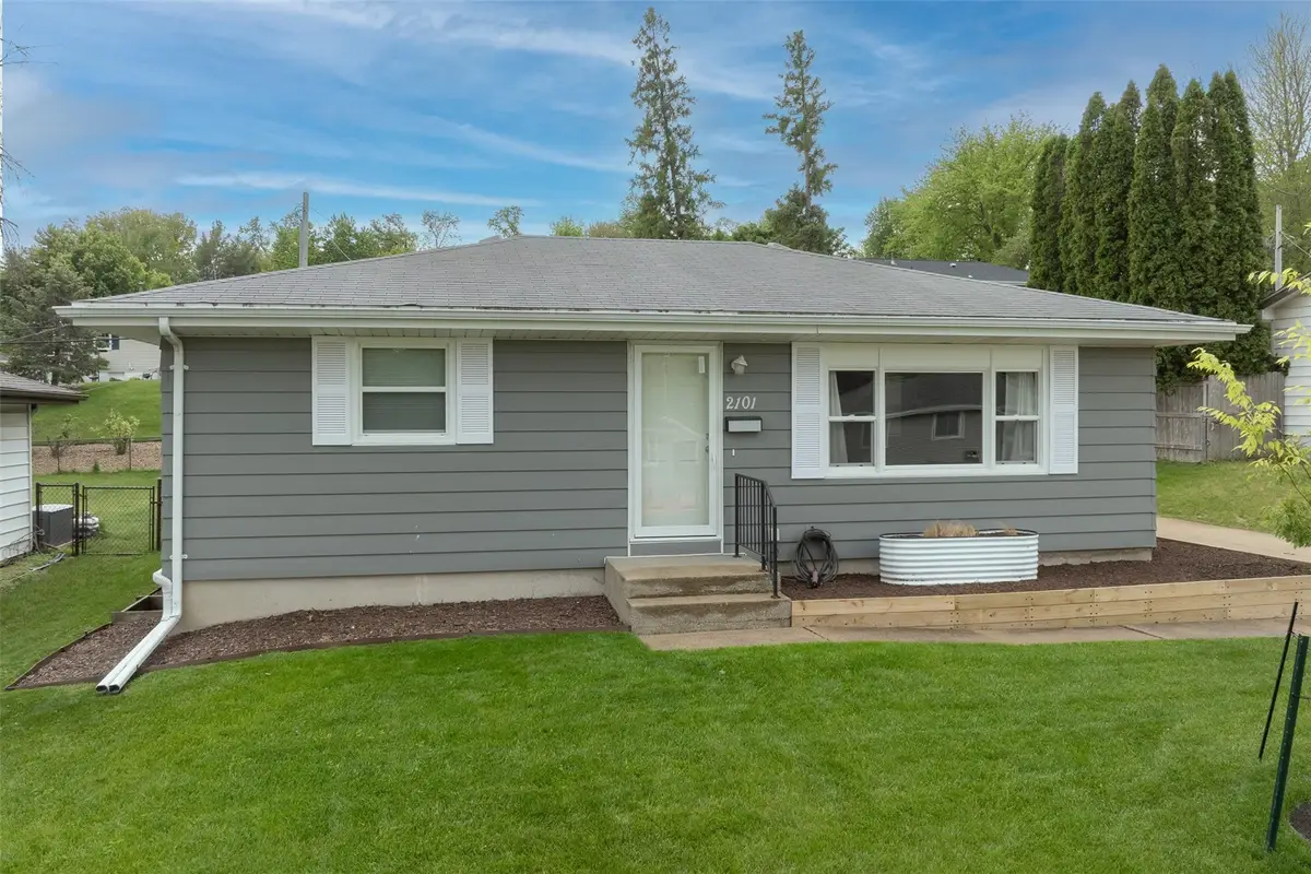 2101 Larry Drive Ne, Cedar Rapids, IA 52402 - #1