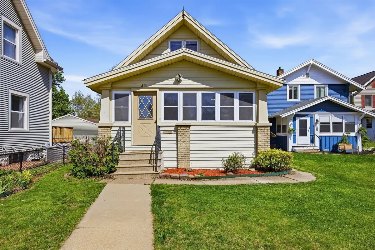 231 Highland Dr Nw, Cedar Rapids, IA 52405 - #1