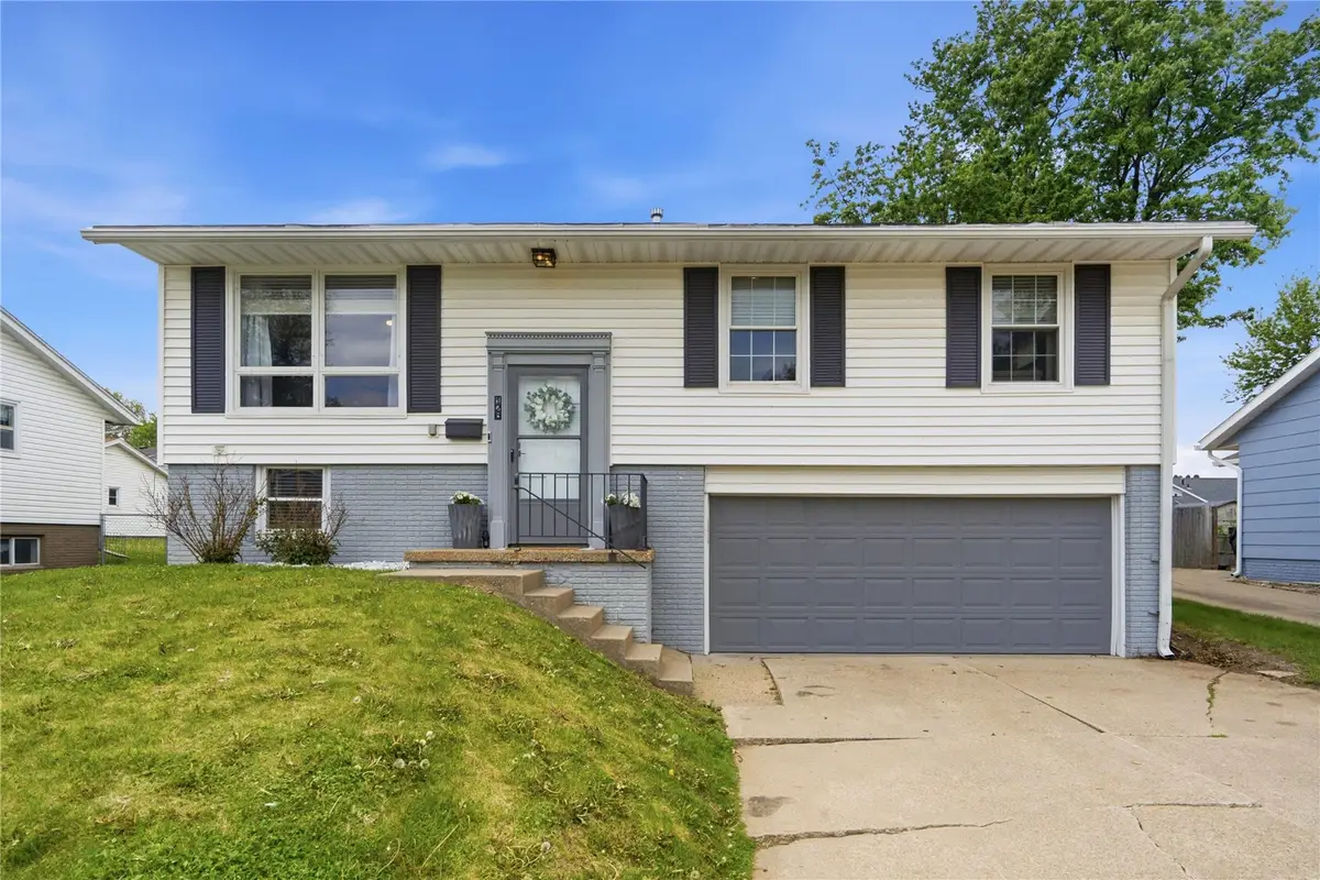 126 Cherry Hill Rd Sw, Cedar Rapids, IA 52404 - #1