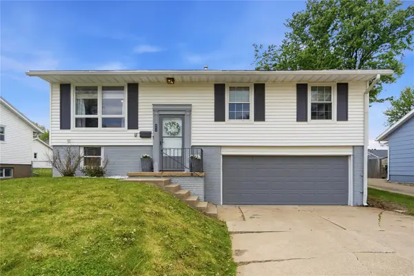 126 Cherry Hill Rd Sw, Cedar Rapids, IA 52404