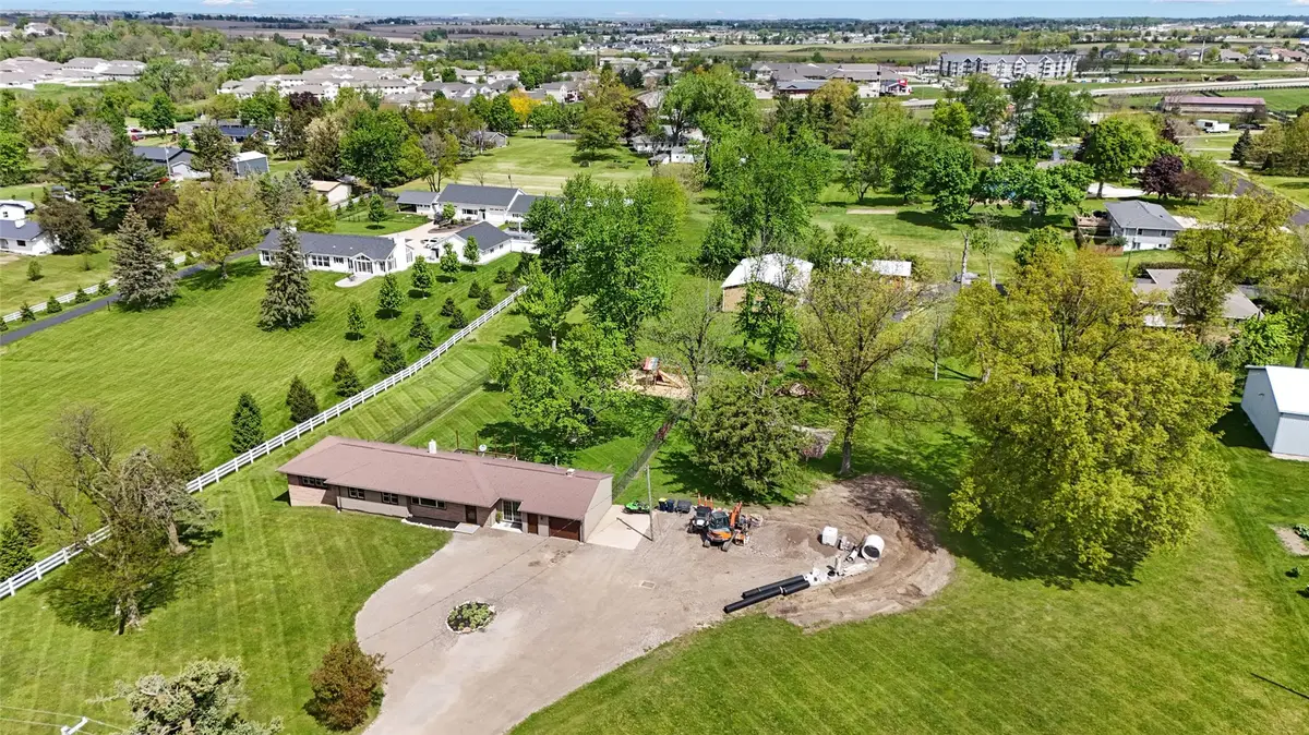5808 Beverly Road Sw, Cedar Rapids, IA 52404 - #1