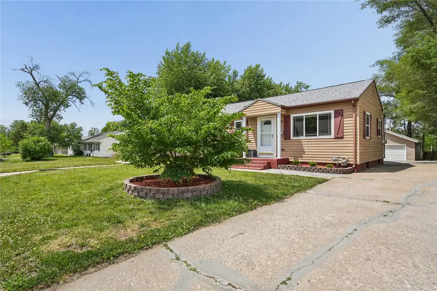 2432 9th Avenue Sw, Cedar Rapids, IA 52404 - #2