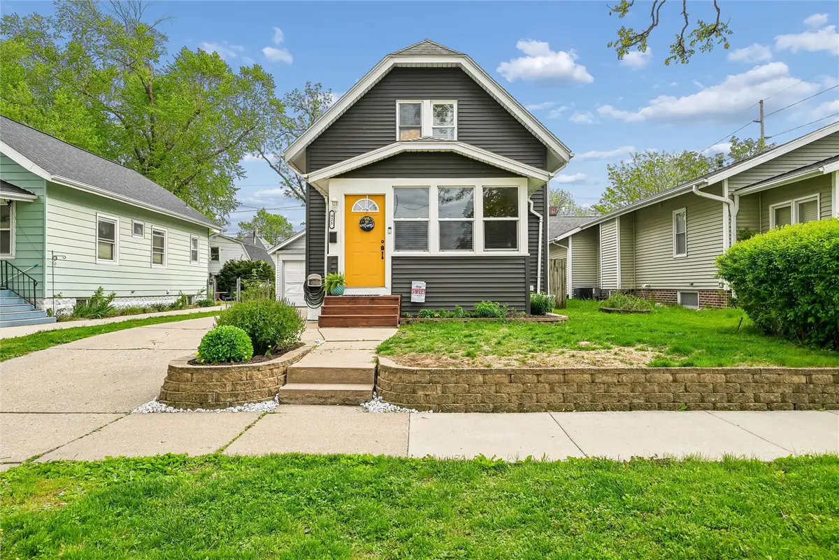 821 H Avenue Nw, Cedar Rapids, IA 52405 - #1