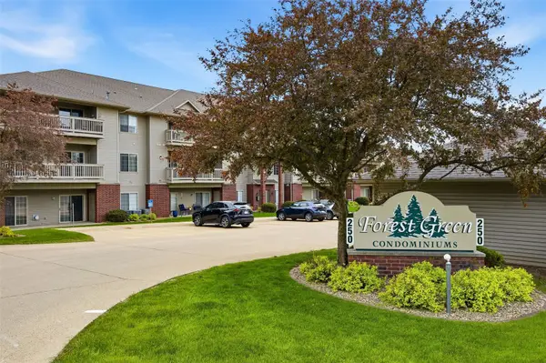 250 Cimarron Drive #202, Hiawatha, IA 52233