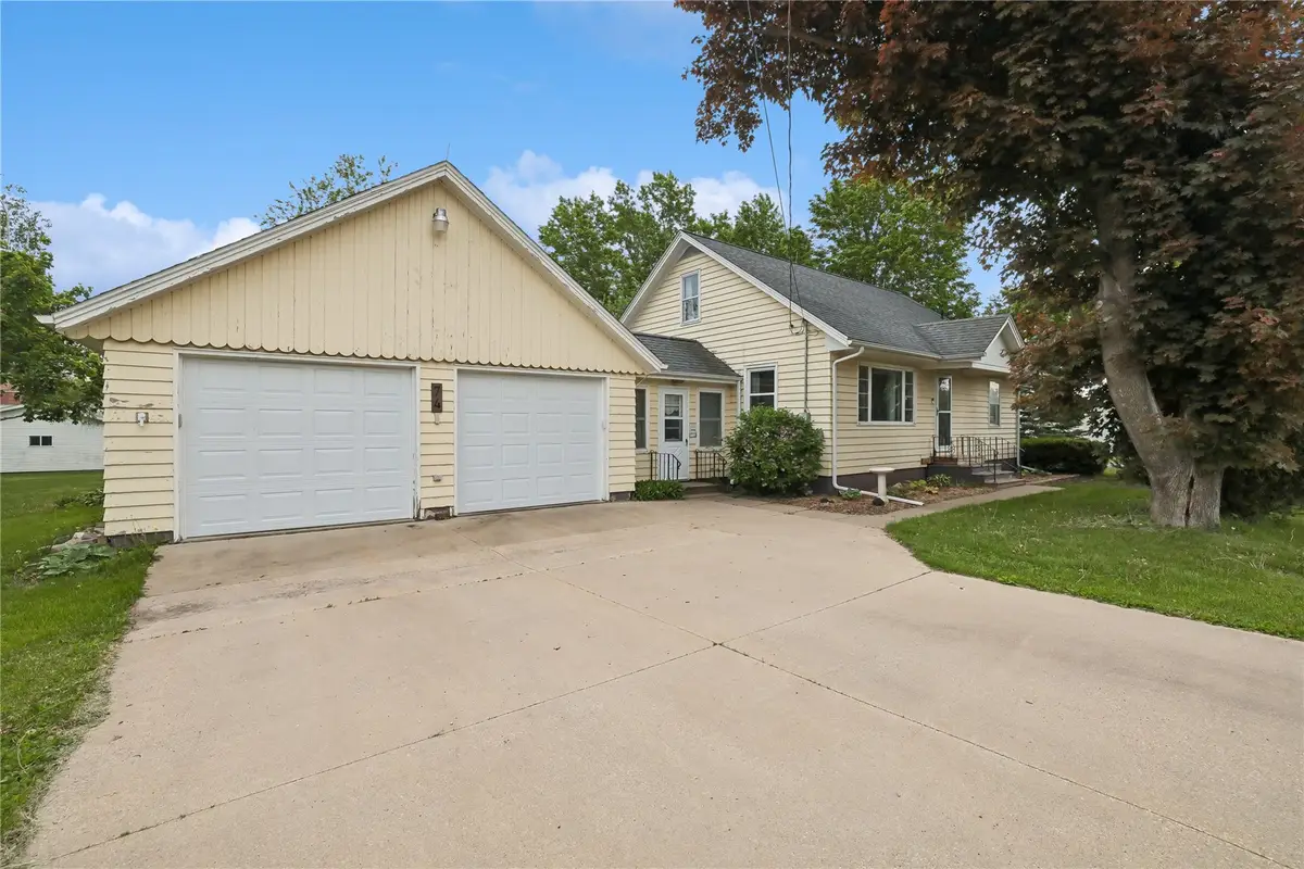74 Essex Avenue Sw, Swisher, IA 52338 - #1