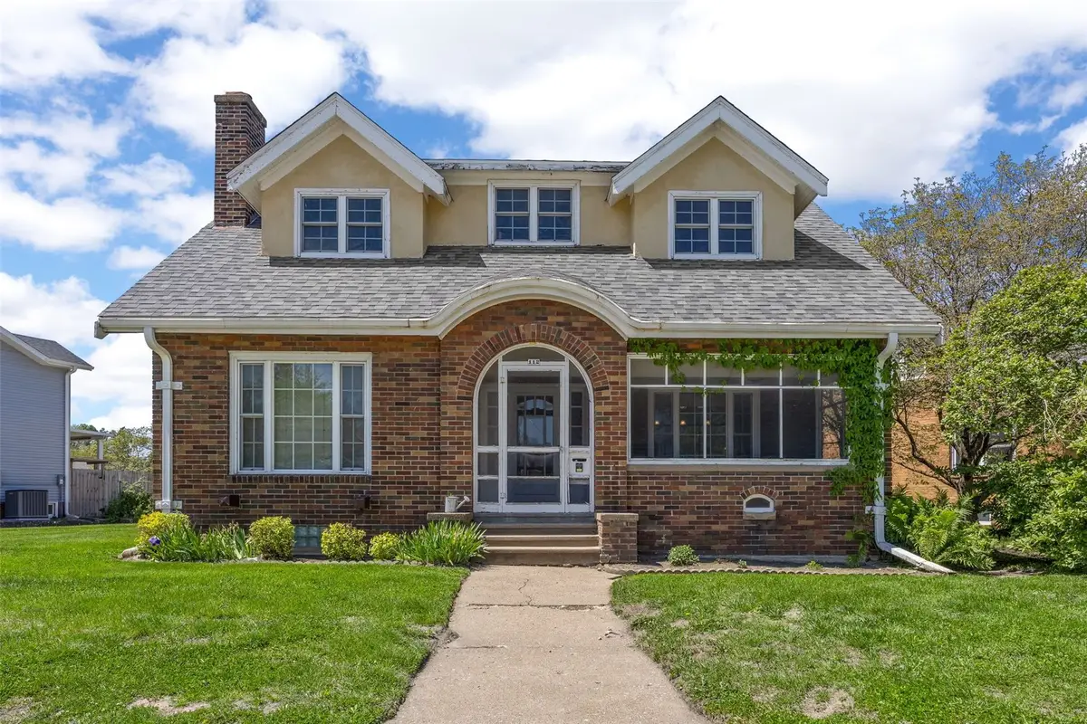 112 Bowling Street Sw, Cedar Rapids, IA 52404 - #1