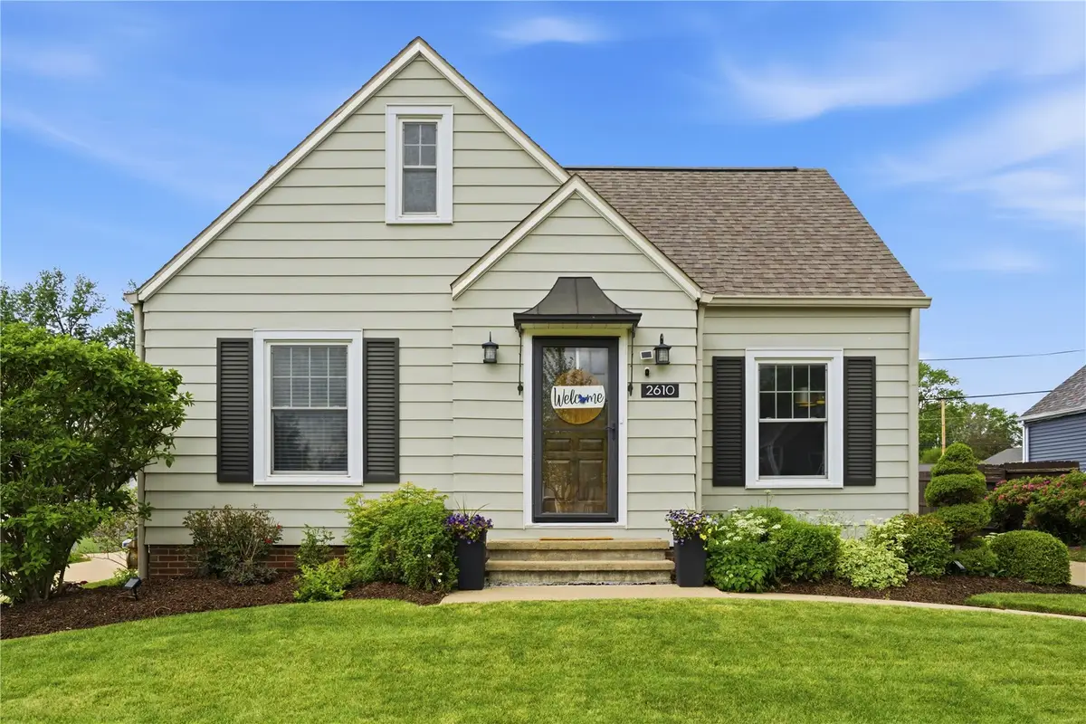 2610 E Avenue Ne, Cedar Rapids, IA 52402 - #1