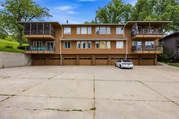 1734 Pikes Peak Court Ne #E, Cedar Rapids, IA 52402