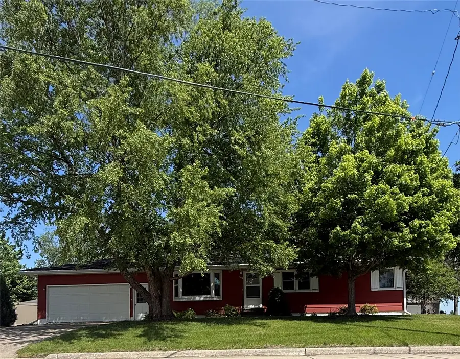306 14th Avenue, Vinton, IA 52349 - #3