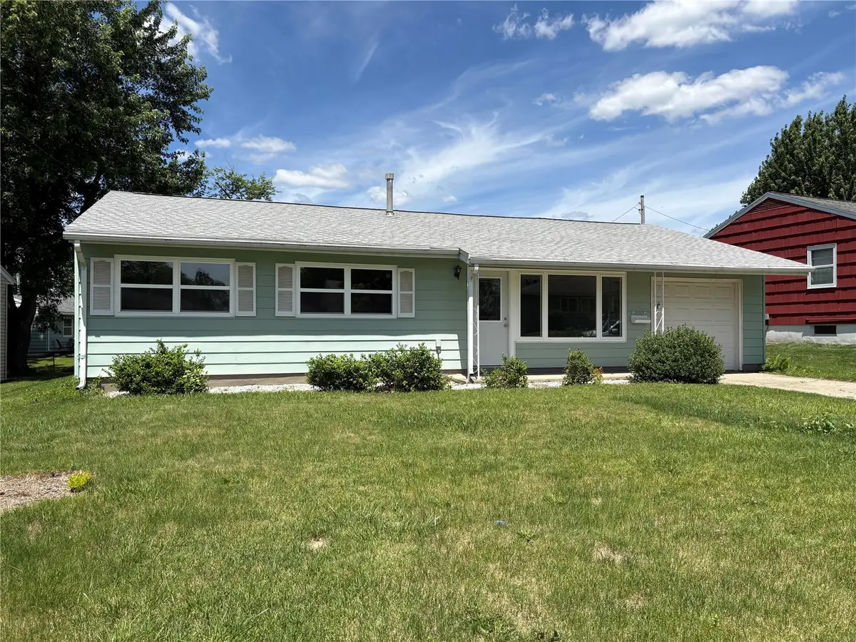 272 Peace Avenue Nw, Cedar Rapids, IA 52405 - #1