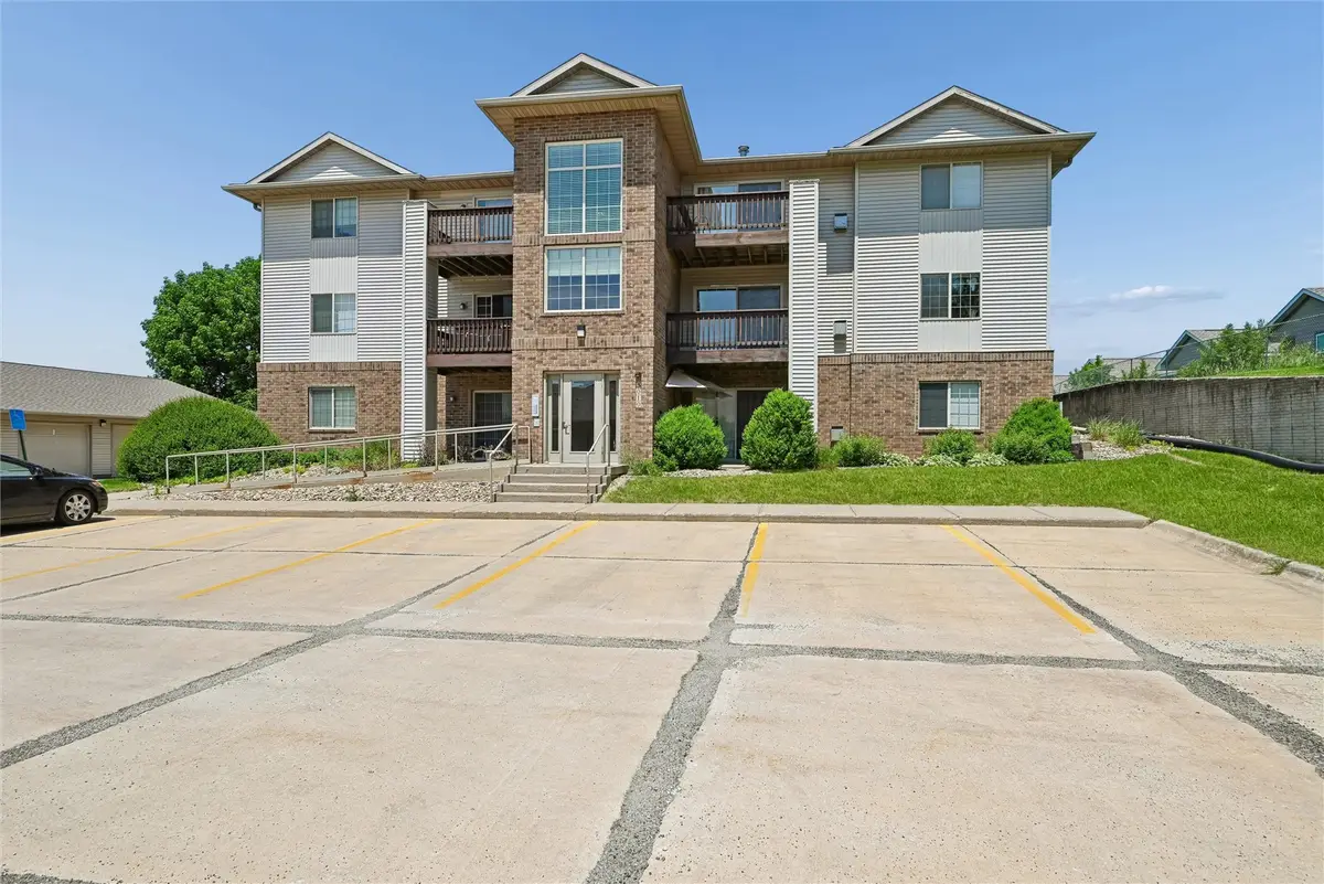 3010 Wilson Ave Sw #2, Cedar Rapids, IA 52404 - #1