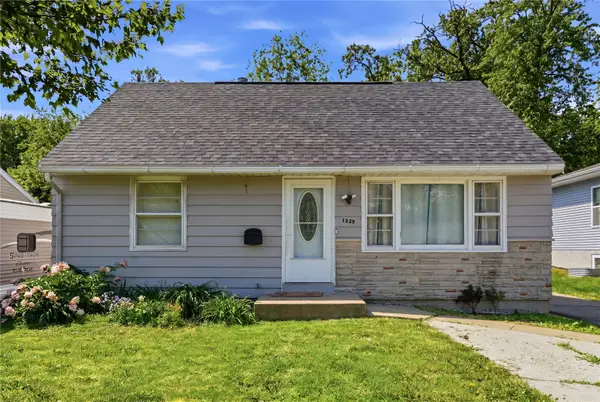 1529 E Avenue Nw, Cedar Rapids, IA 52405