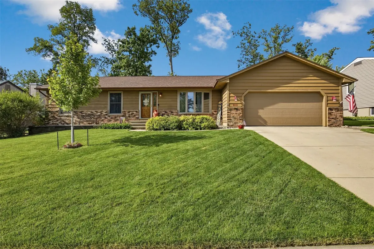 2111 Sandalwood Dr Ne, Cedar Rapids, IA 52402 - #1
