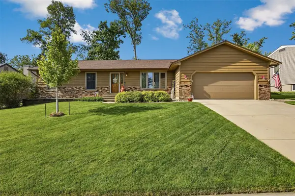 2111 Sandalwood Dr Ne, Cedar Rapids, IA 52402